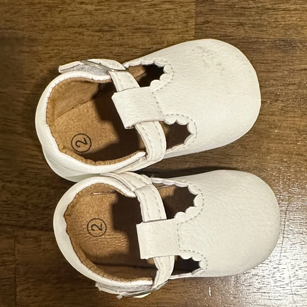 White Scalloped Mary Jane Shoes size 2